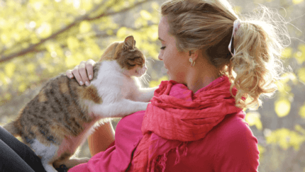 fiatal nő trikolor cicájával ősszel