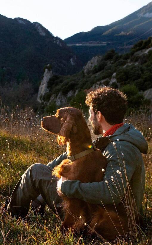 kutya és gazdája túráznak Adventuros jutalomfalatokkal 